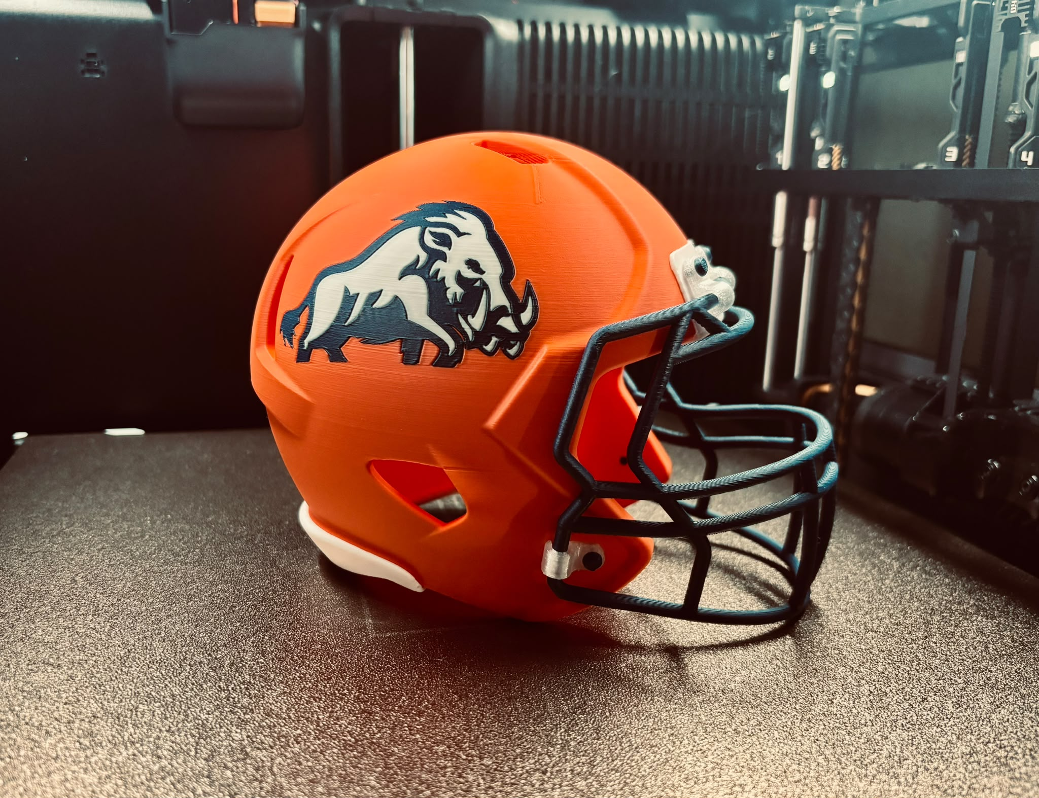 Orangefarbener Footballhelm mit individuellem Vereinslogo